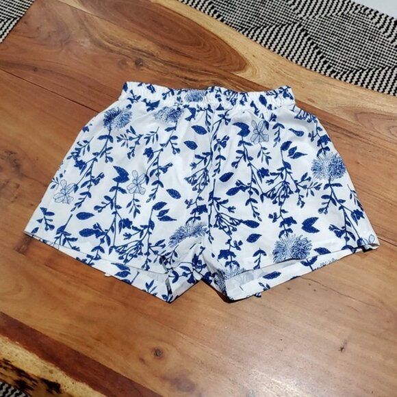 Floral/Leaf Tie Waist Elastic Bermuda Shorts- New without tags​ - Picture 2 of 8